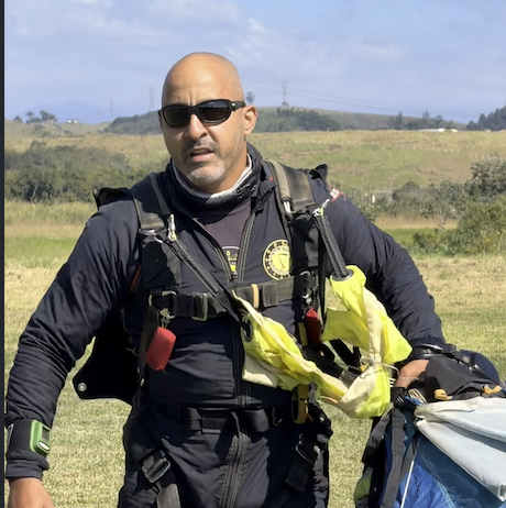Atleta Elite Suits no aeroporto com equipamento completo