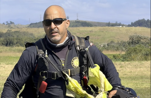 Atleta Elite Suits com equipamento de parapente
